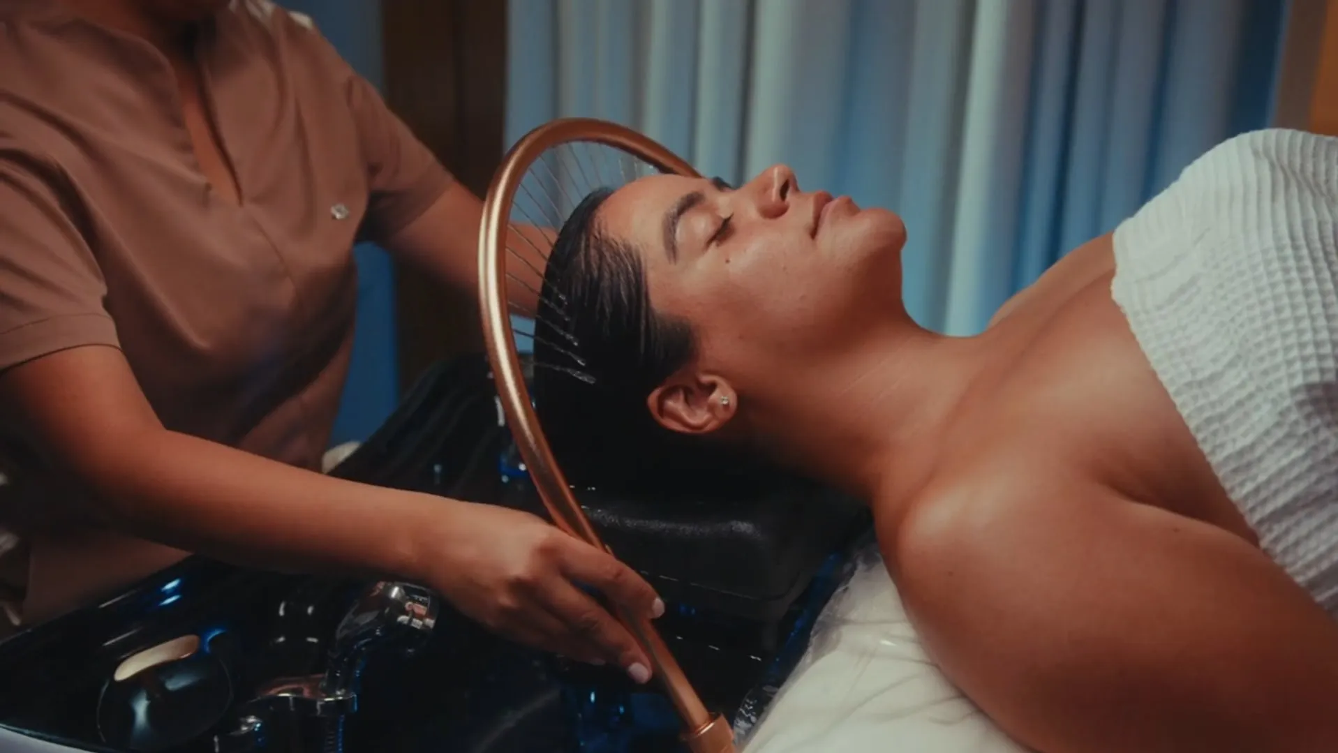 Japanese head spa: the copper mist helmet over the hair, the therapist beside